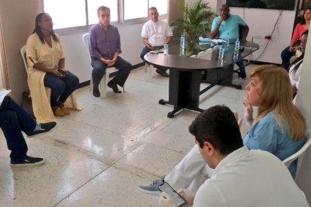 La Gobernadora del Valle entregó en Buenaventura pruebas e insumos para el diagnóstico del coronavirus