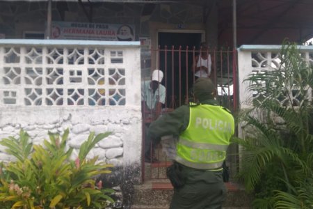La Policía en Buenaventura entregó de 1.500 unidades de tapa bocas en hogares para adultos mayores y niñas con necesidades especiales