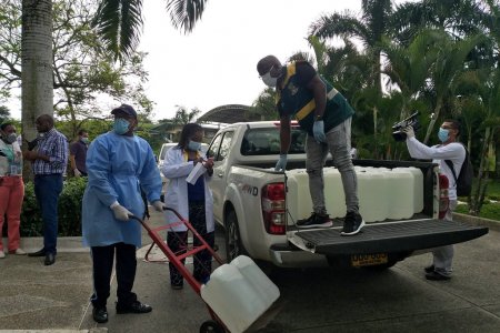 La Secretaria de Salud de Buenaventura entregó alcohol a diferentes entidades