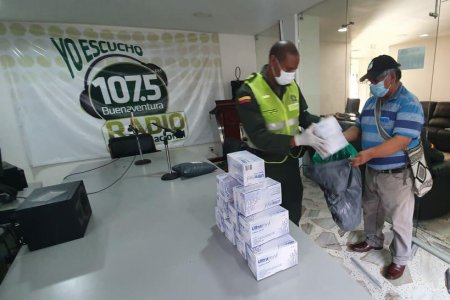 La Policía en Buenaventura entregó 600 tapabocas a las comunidades indígenas