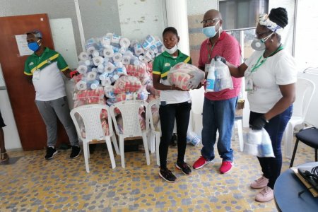 Indebuenaventura entregó mercados a deportistas de la ciudad