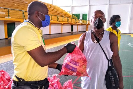 La Alcaldía Distrital de Buenaventura entregó mercados a guías turísticos y lancheros