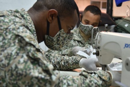 Infantes de Marina bachilleres fabrican tapabocas para sus compañeros en la base ubicada en Bahía Málaga, zona rural de Buenaventura