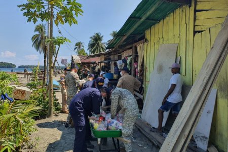La Armada de Colombia entregó 590 mercados en Juanchaco