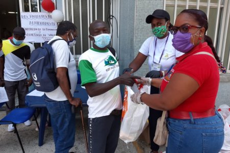 La Alcaldía Distrital entregó mercados a vendedores ambulantes, pacientes renales, y con tuberculosis