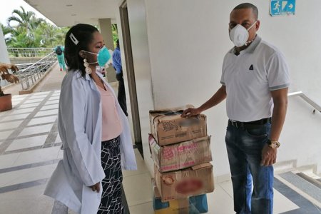 Jorge Alonso Moreno donó alcohol a la Clínica Santa Sofia del Pacífico