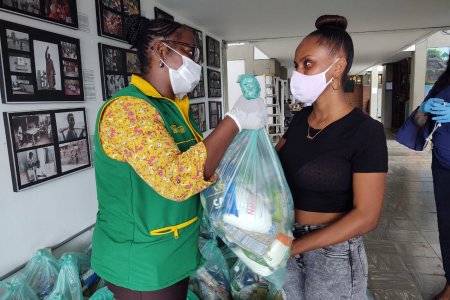 Estudiantes de la Univalle y la Unipacífico recibieron mercados que entregó la Alcaldía Distrital de Buenaventura