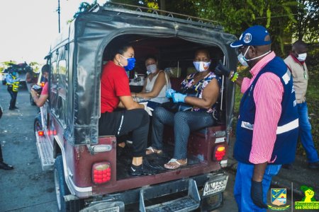El alcalde Distrital, Víctor Vidal, verificó que conductores de vehículos de servicio público cumplan con las medidas establecidas
