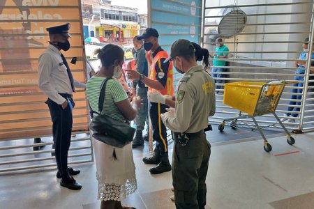 La Policía realizó verificación de medidas sanitarias en centros comerciales de Buenaventura