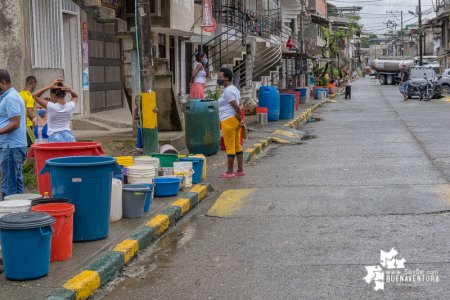Mientras se resuelve cuando llegaría la tubería para reparar provisionalmente el daño, así recibe la comunidad en los barrios de Buenaventura el agua para su subsistencia