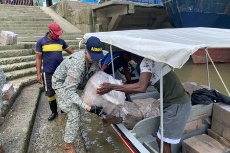 La Armada de Colombia sigue entregando ayudas humanitarias en el pacífico