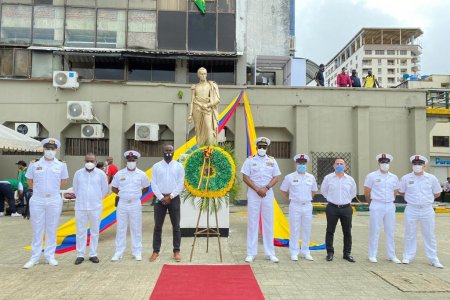 Concejales participaron en ofrenda floral, el 20 de julio, en el que no hubo parada militar por pandemia de la COVID-19