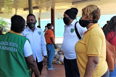 La gestora Social de Buenaventura, Edith Obando, entregó mercados a estudiantes de escasos recursos de la Unipacífico