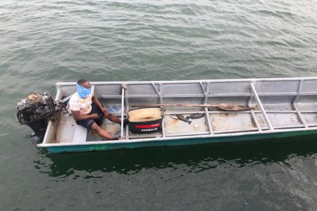 La Armada de Colombia rescató a dos pescadores quienes quedaron a la deriva en aguas del pacífico nariñense