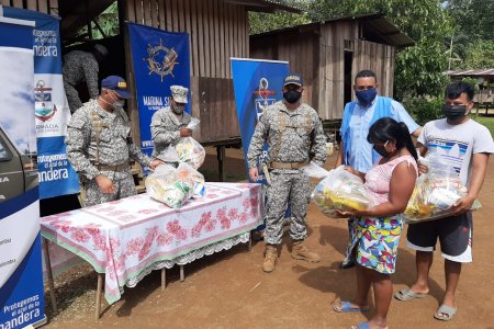 La Armada de Colombia llevó ayudas humanitarias a indígenas de Bahía Solano, Chocó