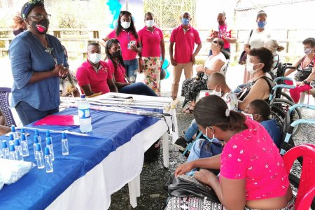 La gestora de Social, Edith Obando, junto a la Fundación Pacífico Take Force, entregaron mercados a personas con discapacidad y adultos mayores
