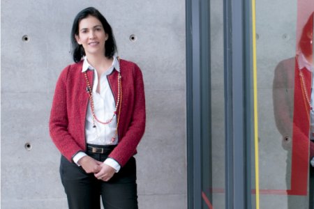 Celsia presenta: "Pintar el espacio", un libro tridimensional que revela la obra y trayectoria de la artista Beatriz Olano