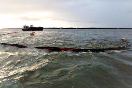 La DIMAR y autoridades de Buenaventura unen capacidades para atender emergencia en el Estero San Antonio por hundimiento parcial de draga