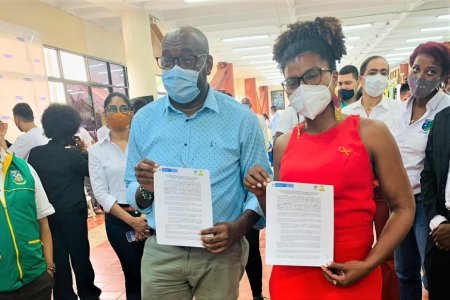 El alcalde Distrital, Víctor Vidal, firmó pacto regional con Minciencias por los jóvenes de Buenaventura