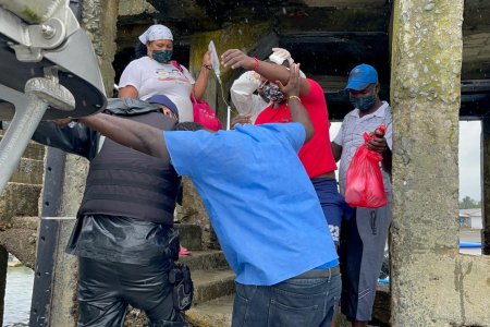 La Armada de Colombia evacuó un hombre desde Juanchaco en delicado estado de salud