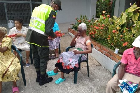 La Policía realizó en Buenaventura la acción social denominada "Ahijados Felices en Navidad”