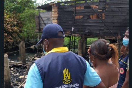 Madera y láminas de zinc recibieron familias damnificadas por incendio en el sector Obama por el puente El Pailón