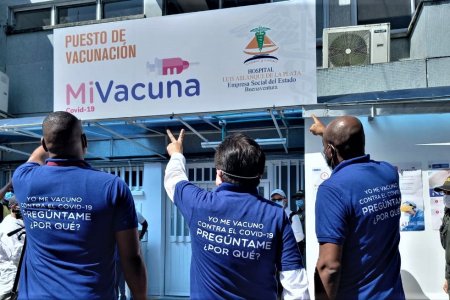 El ministro de Salud, Fernando Ruíz, destacó el proceso de vacunación en Buenaventura contra la COVID-19 con las primeras 78 dosis aplicadas