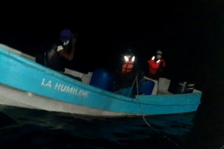 La Armada de Colombia rescató a tres personas que llevaban 15 días a la deriva en el océano pacífico frente a Tumaco