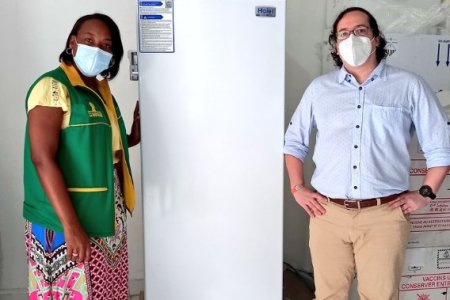 Cuatro congeladores ayudarán a fortalecer la capacidad de almacenamiento de las vacunas contra la COVID-19 en Buenaventura