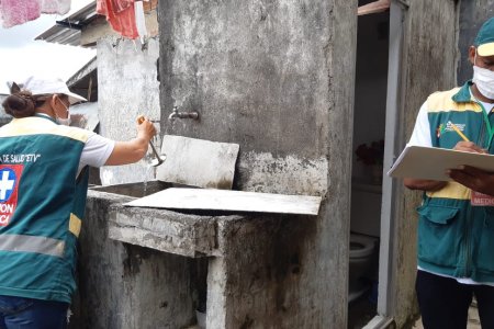 La Secretaría de Salud de Buenaventura realiza control larvario para combatir el zancudo transmisor del dengue y la malaria