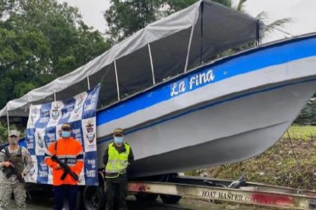 La Armada de Colombia recupera una embarcación hurtada y rescata dos personas en Buenaventura
