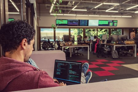 Cuatro gigantes analizan el rol del internet en la resiliencia y transformación digital pospandemia