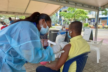 Mayores de 18 años ya se pueden vacunar contra la COVID-19 en Buenaventura