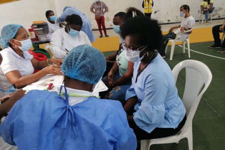 La Gestora Social del Distrito Especial de Buenaventura se aplicó la primera dosis de la vacuna contra la COVID-19