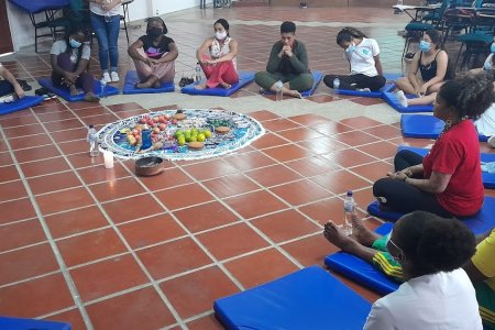 El Programa de Bienestar Universitario imparte talleres vivenciales de "reconexión" a miembros de la comunidad universitaria de la Unipacífico