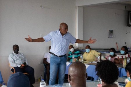 Copete inició diálogos ciudadanos con algunos líderes de la comuna 12 de Buenaventura