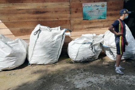 Jóvenes de Buenaventura reciclan material para construir casas