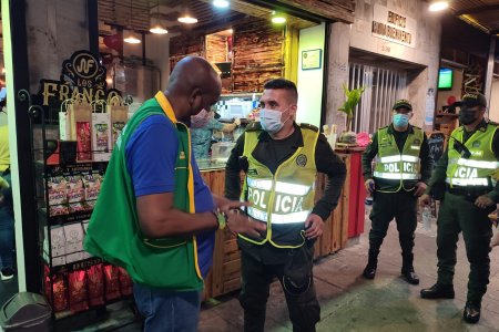 Realizan recorrido en el comercio nocturno en el marco de la reactivación económica segura
