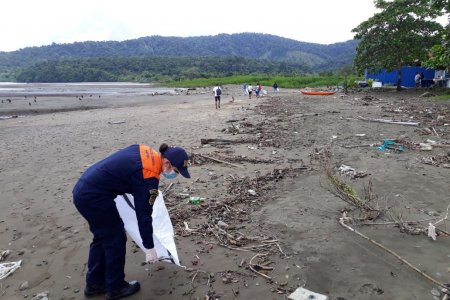 La Dirección General Marítima adelanta jornadas de limpieza en playas del pacífico chocoano