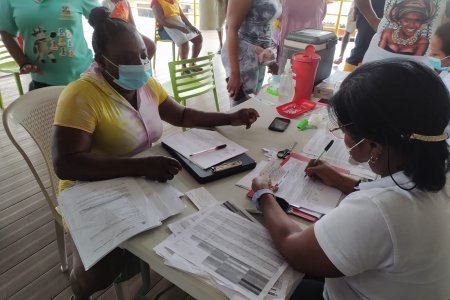 Reactivación económica segura con vacunación en la galería José Hilario López de Pueblo Nuevo
