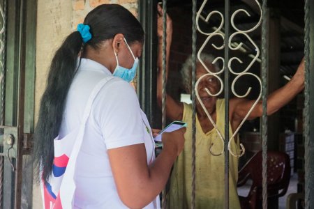 Vacunadoras llegan casa a casa para inmunizar a la población de Buenaventura