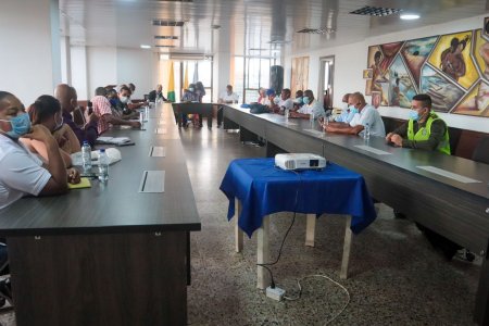 Gremio de transportadores, líderes comunitarios y empresarios se reunieron con el Alcalde Distrital para revisar tarifas del servicio público en Buenaventura