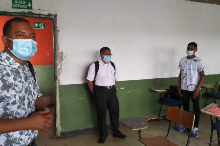 Comunidad educativa de la IE Juan José Rondón, regresó a la presencialidad, y el Secretario de Educación de Buenaventura acompañó el proceso