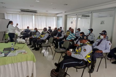 Agentes en Buenaventura refuerzan conocimientos sobre las Normas de Tránsito