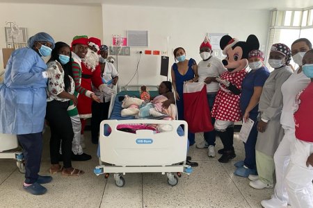 Entregan regalos a niños que pasarán esta Navidad 2021 en habitaciones del Hospital Distrital Luis Ablanque de la Plata