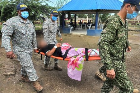 Las Fuerzas Militares evacúan indigena wounaan afectado por artefacto explosivo en el Bajo Baudó, Chocó