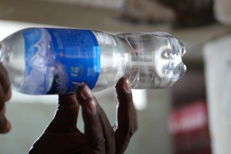 Destruyen botellas de agua en Buenaventura no aptas para consumo humano