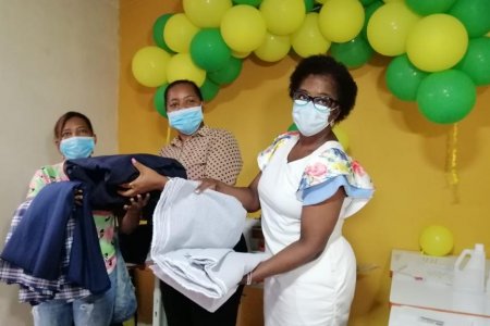 20 madres cabeza de hogar emprendedoras fueron beneficiadas con máquinas de coser e insumos