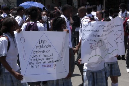 Estudiantes de la Institución Educativa Pascual de Andagoya en Buenaventura rechazan reubicación de vendedores estacionarios en sus alrededores