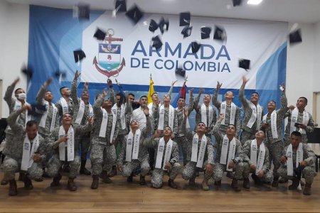 En el pacífico colombiano 125 infantes de marina se graduaron como bachilleres